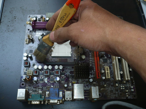cara membersihkan motherboard